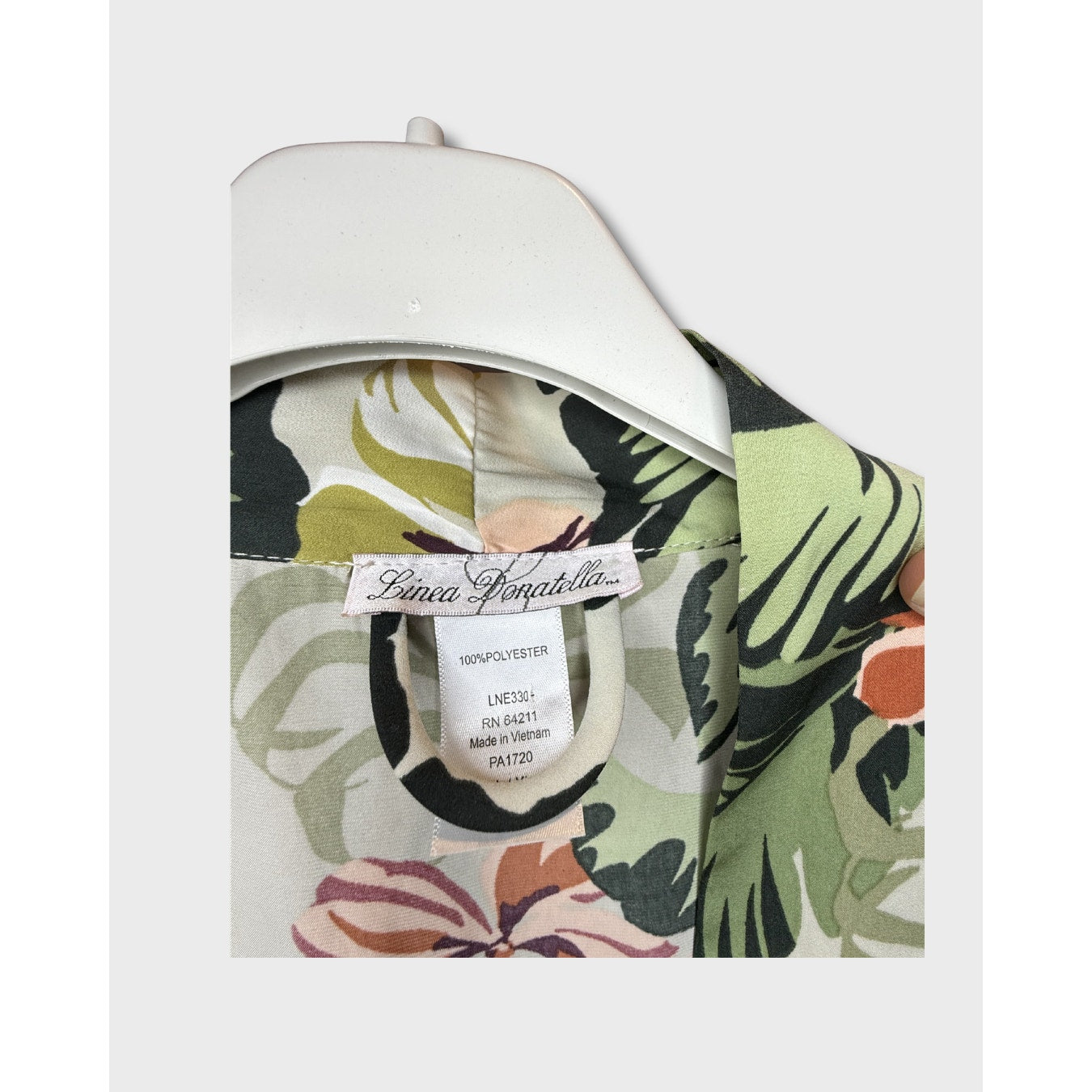 Bata de satén estampada Linea Donatella con diseño tropical y cinturón ajustable, talla M.