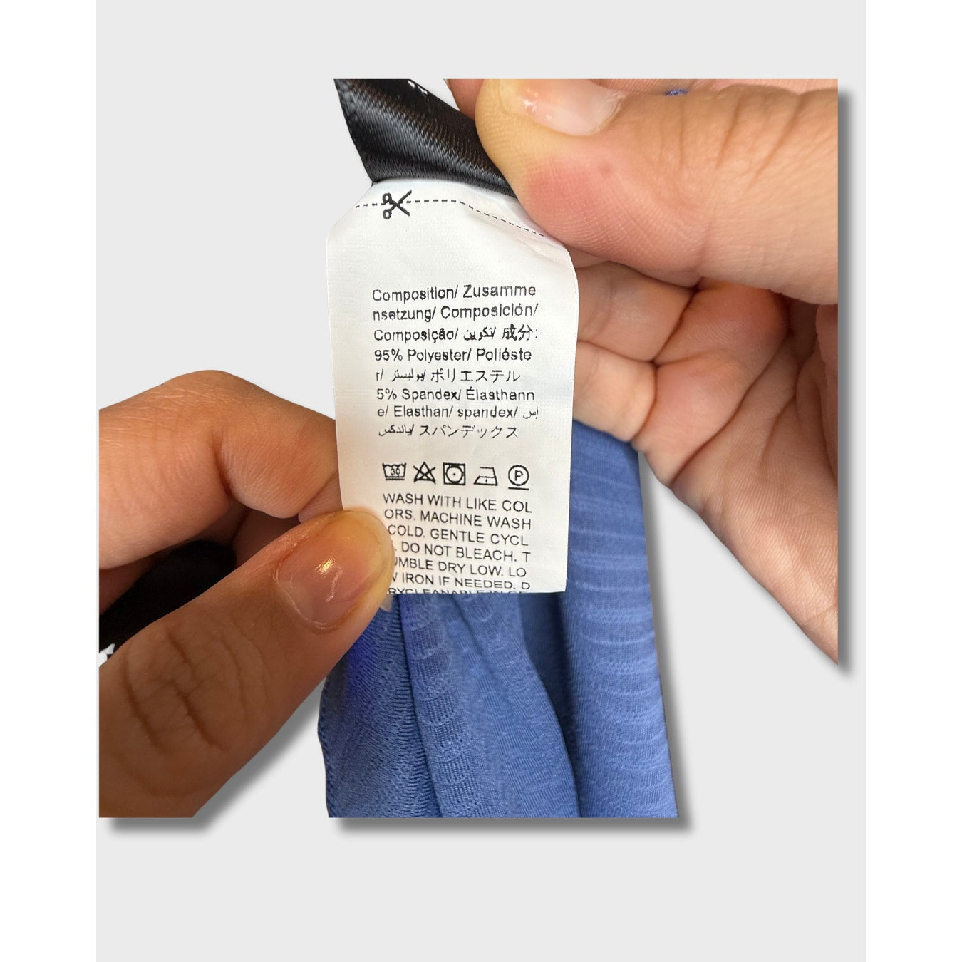 Vestido corto azul, cuello V