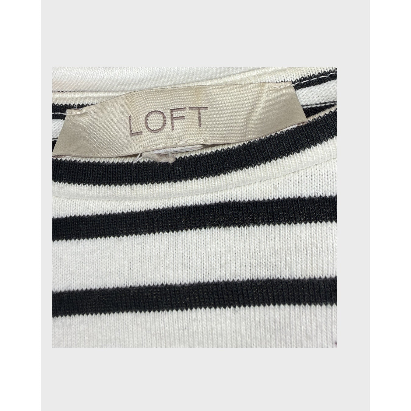 Blusa de loft a rayas blancas y negras con mangas acampanadas. Talla S.