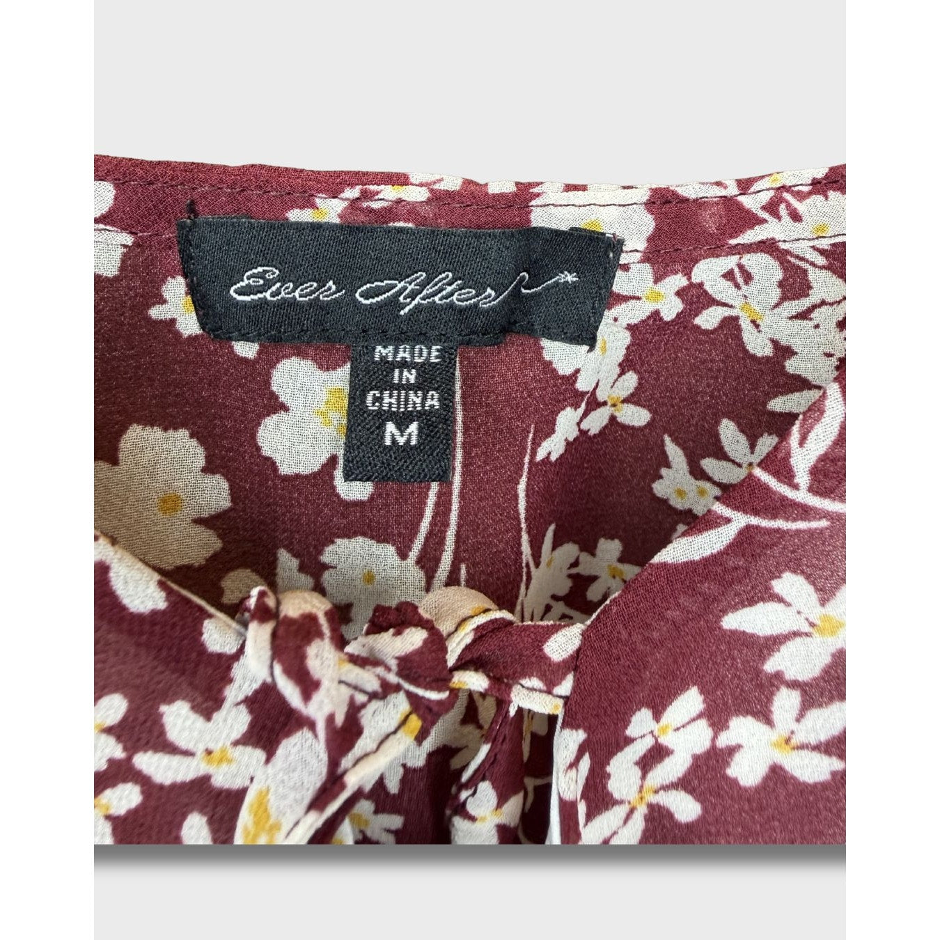 Blusa Ever After color burdeos de manga larga con estampado floral y escote cuadrado. Talla M.
