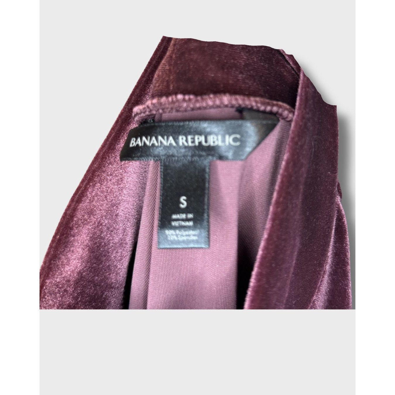 Blusa de cuello alto de terciopelo burdeos de Banana Republic, mangas hasta el codo, talla S