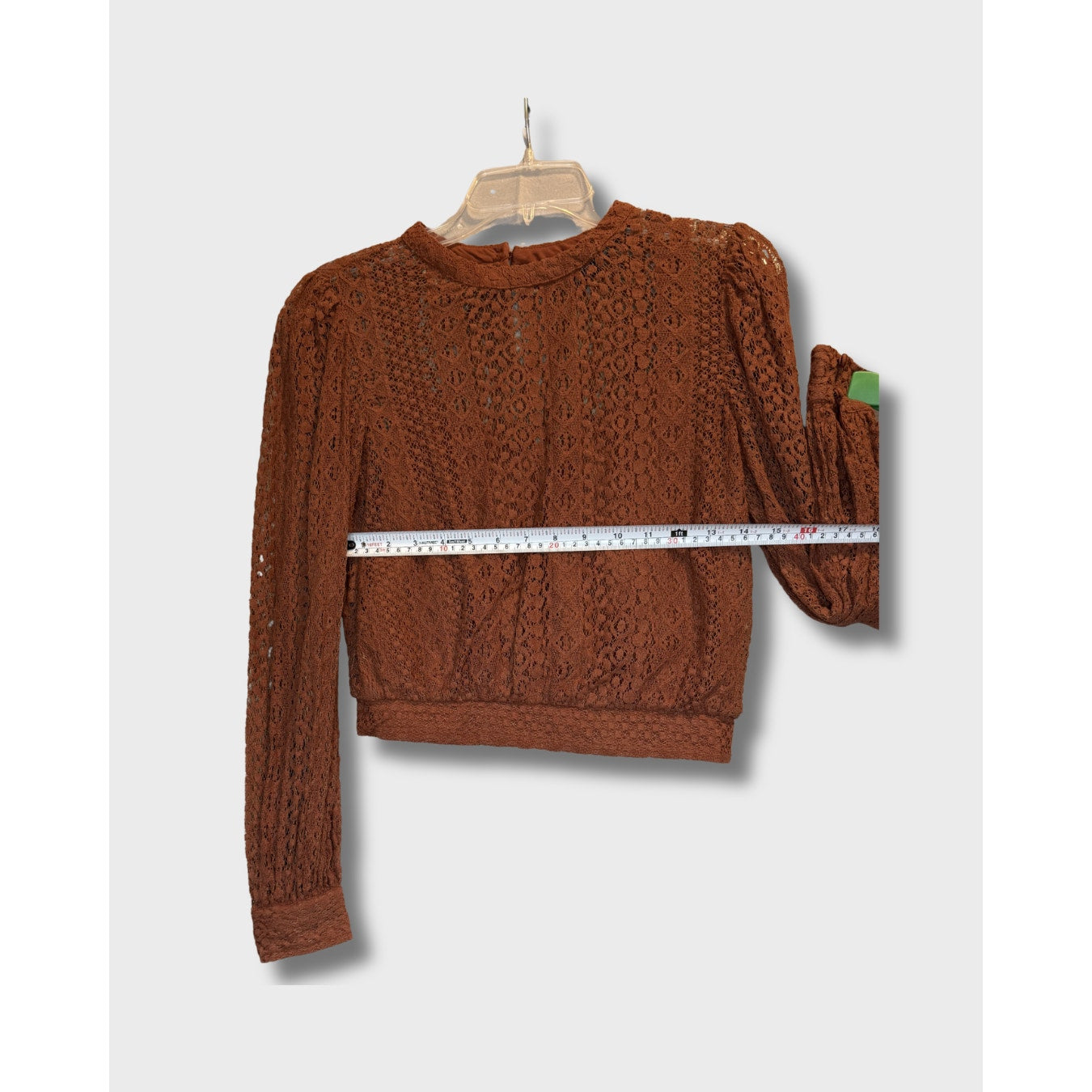 Blusa marrón de encaje, manga larga y cuello alto. Talla XS.