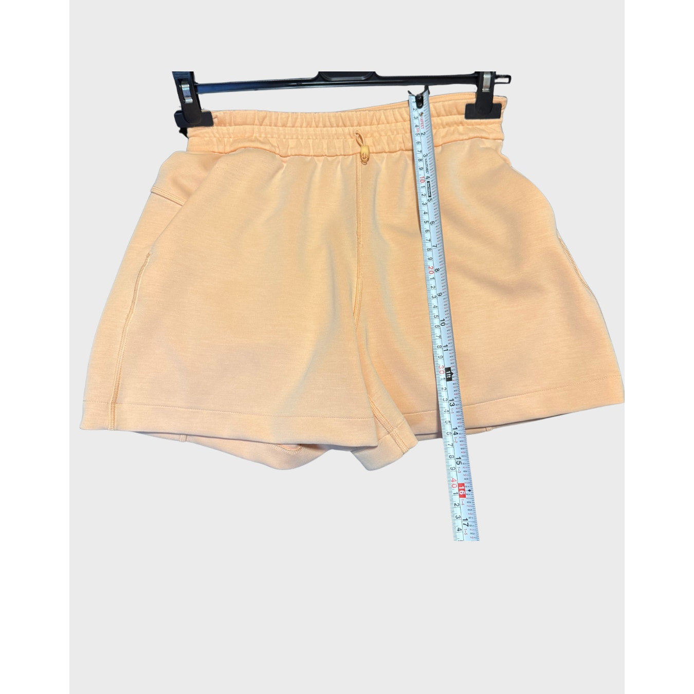 Lululemon Softstreme High-Rise Short 4" en color durazno.