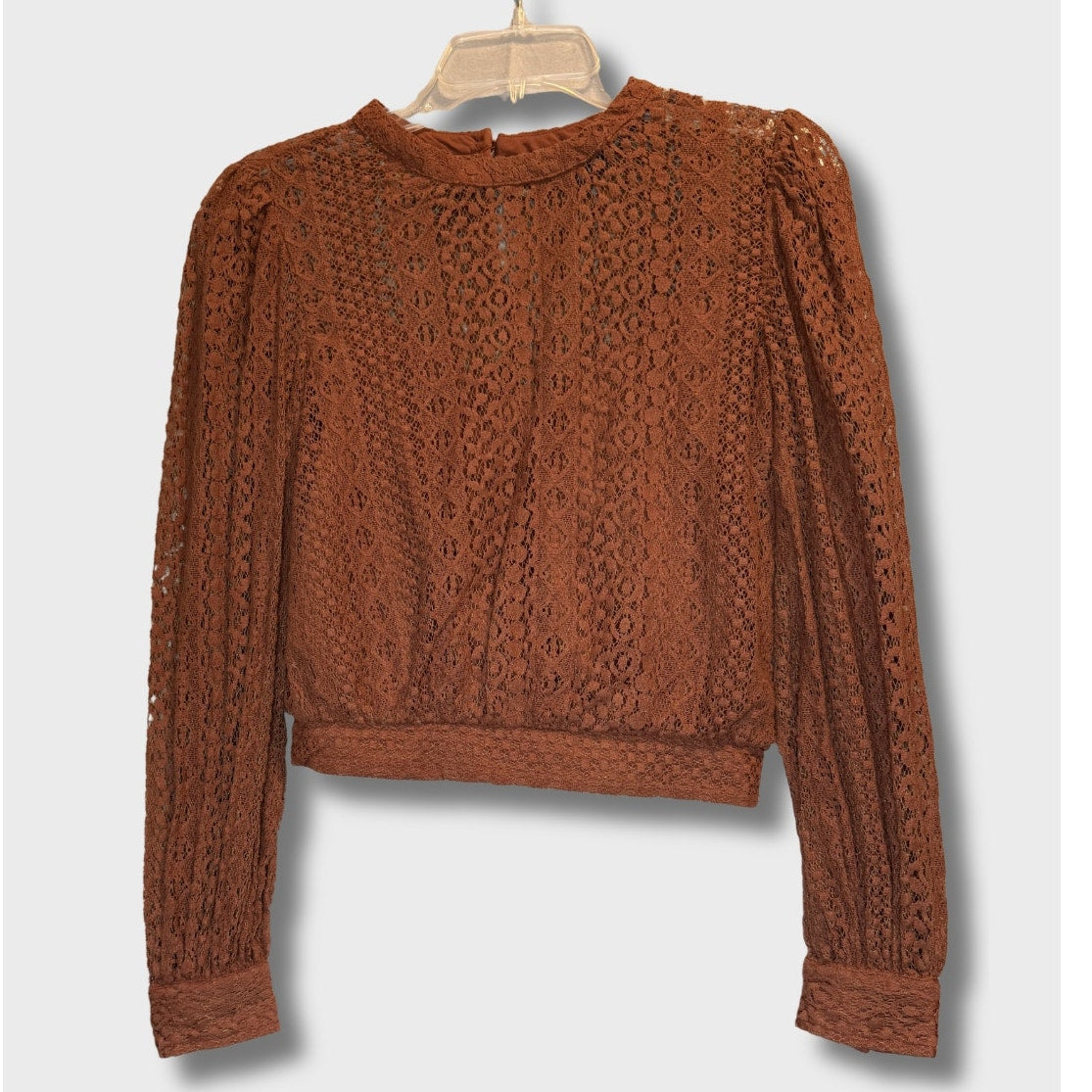 Blusa marrón de encaje, manga larga y cuello alto. Talla XS.