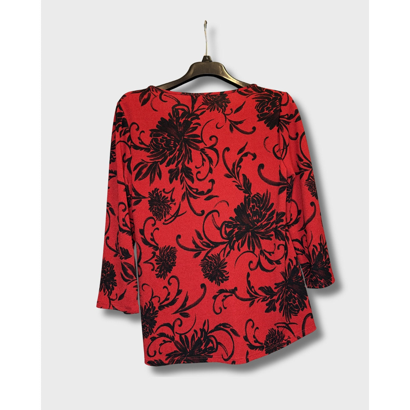 Blusa Manga Larga Easywear by chicos con estampado floral rojo y negro. Talla 0