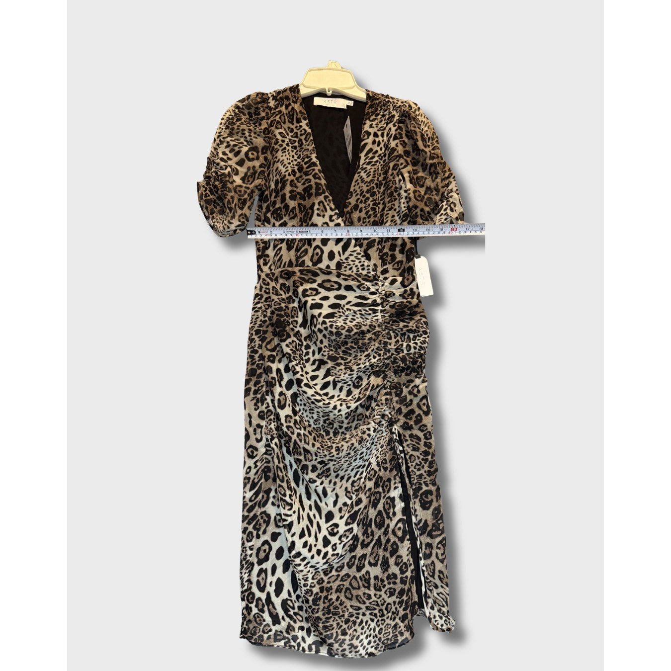 Vestido midi fruncido ASTR con estampado de guepardo. Talla XS