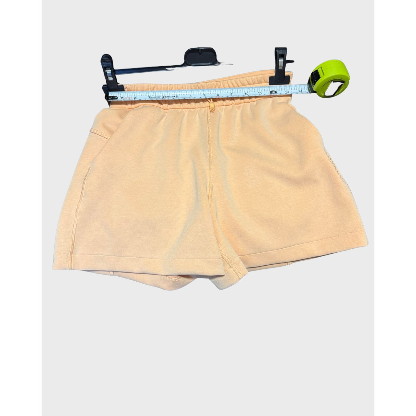 Lululemon Softstreme High-Rise Short 4" en color durazno.