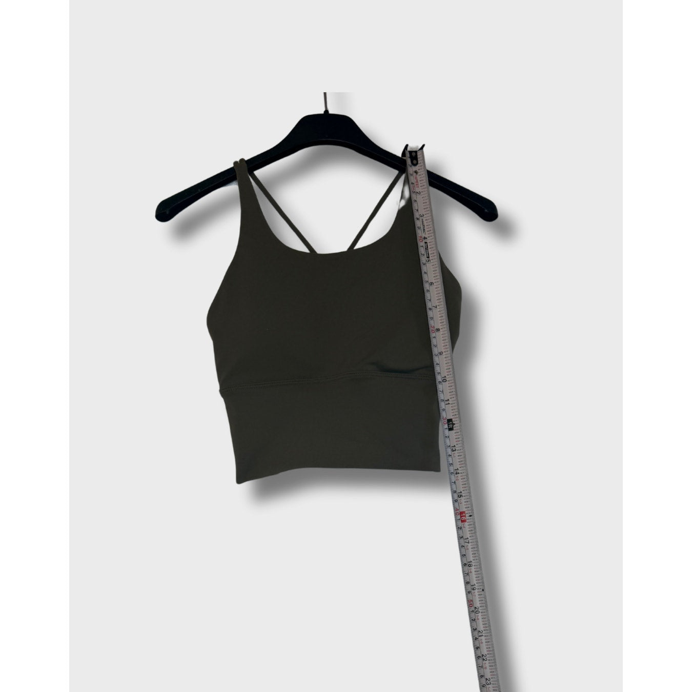 Top verde de soporte medio, elaborado en tela suave y flexible