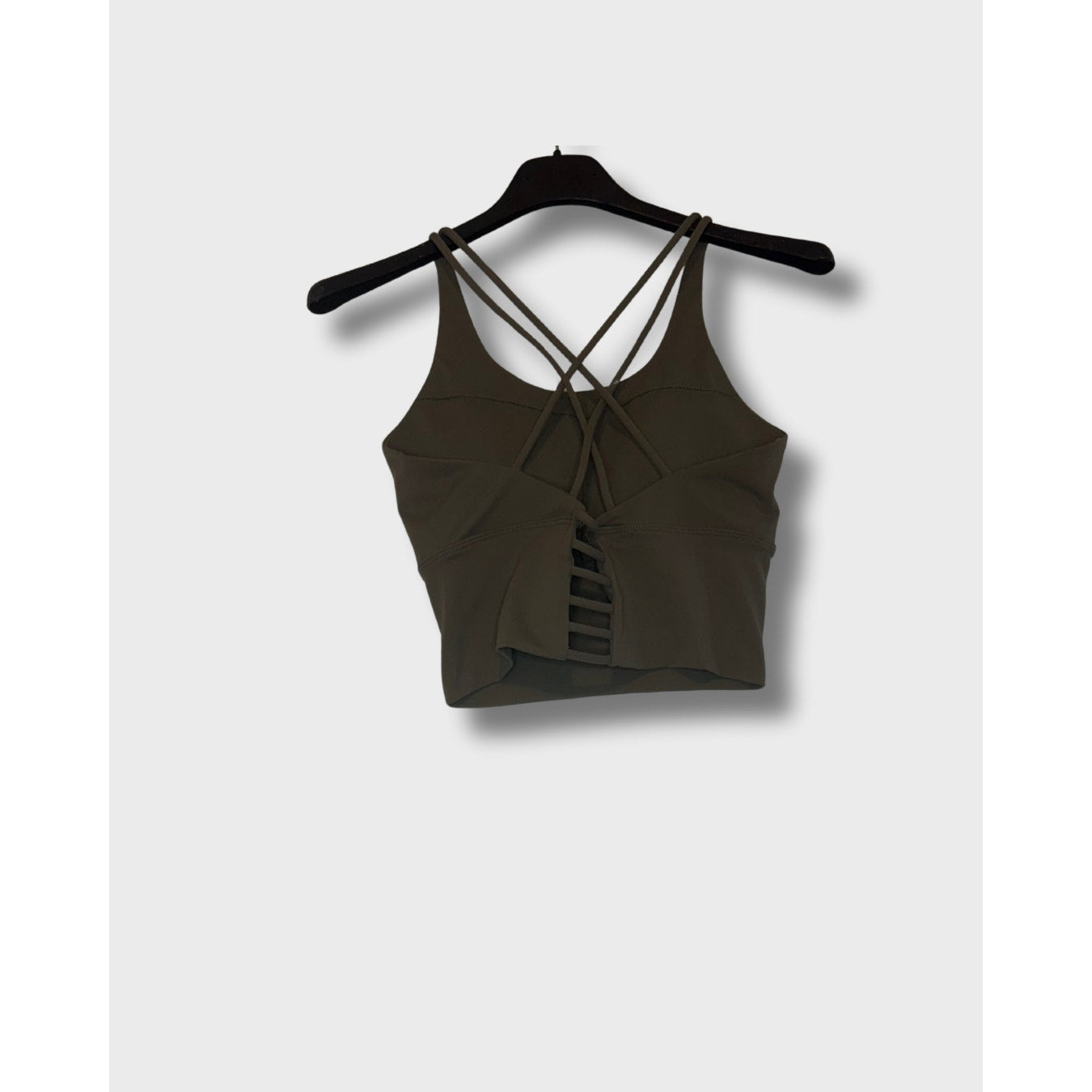 Top verde de soporte medio, elaborado en tela suave y flexible