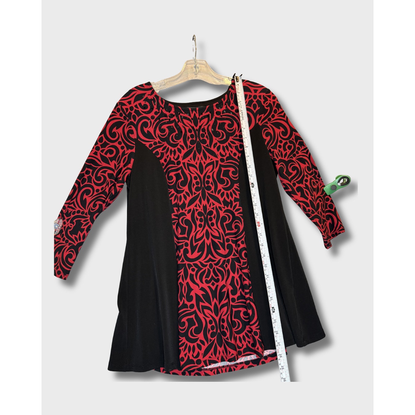 Blusa Style & Co. con estampado paisley en rojo y negro. Talla Petite M.