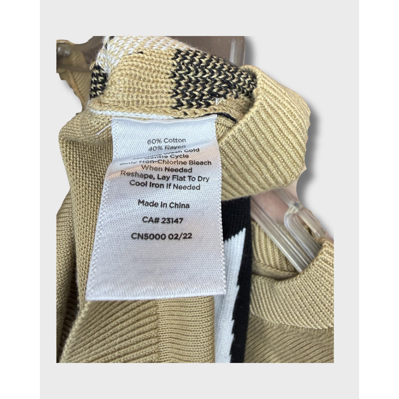 Jersey de punto Talbots con estampado de cebra en color beige y mangas tres cuartos. Talla M.