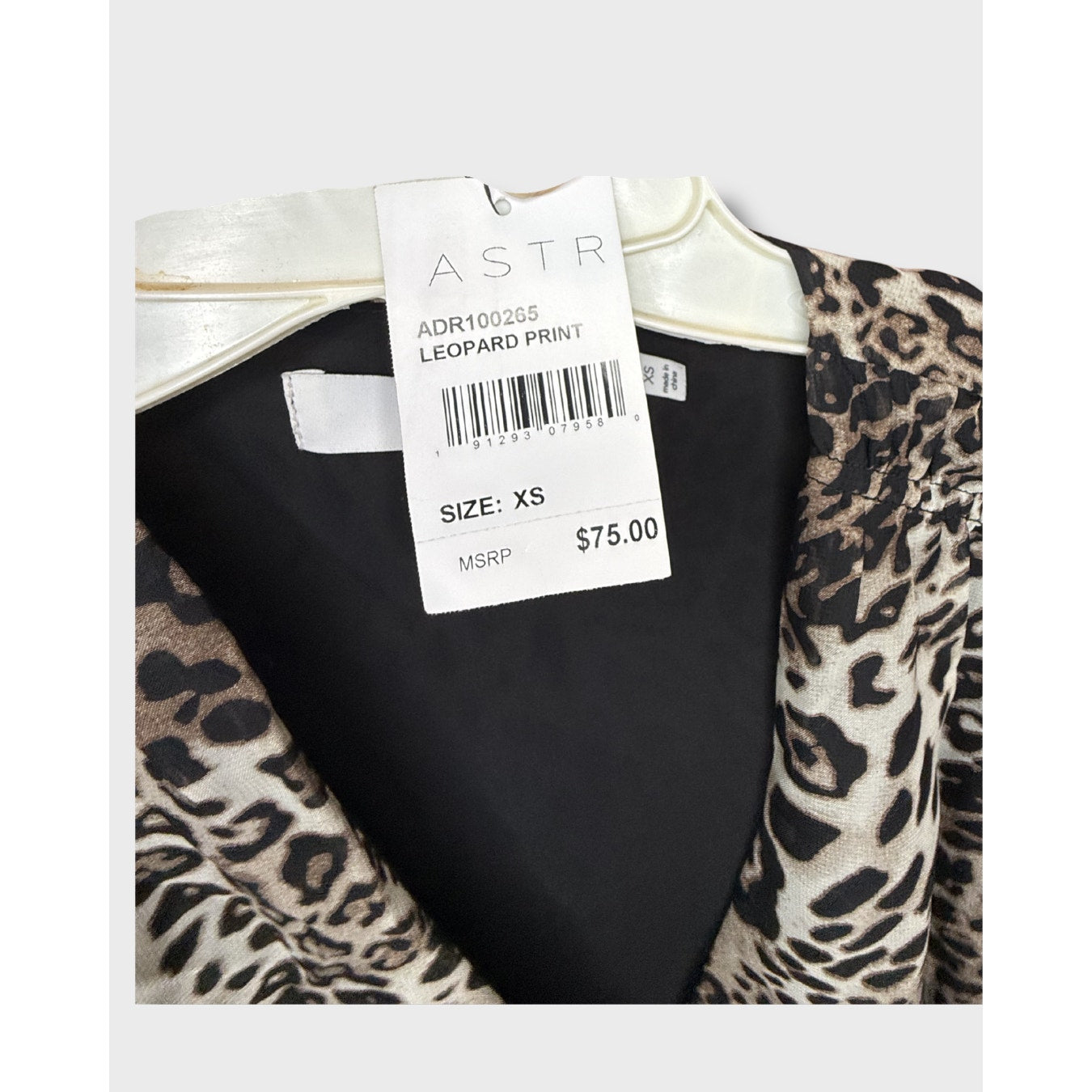 Vestido midi fruncido ASTR con estampado de guepardo. Talla XS