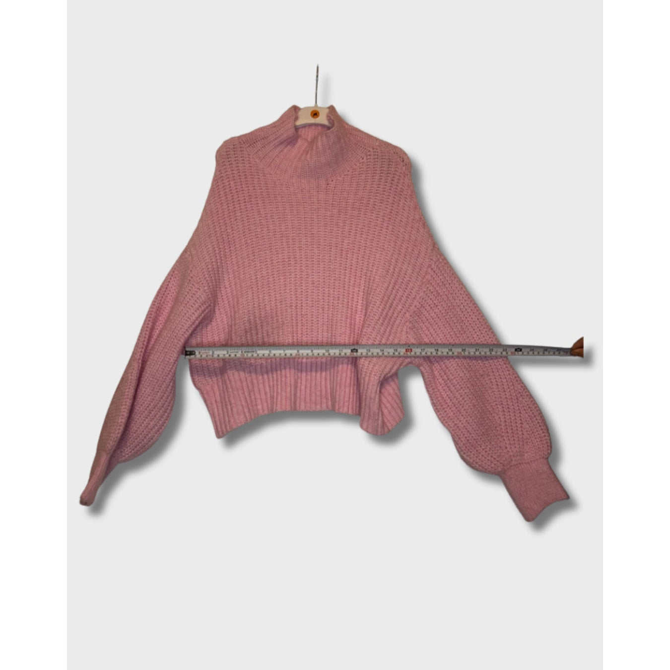 Suéter de cuello alto rosa