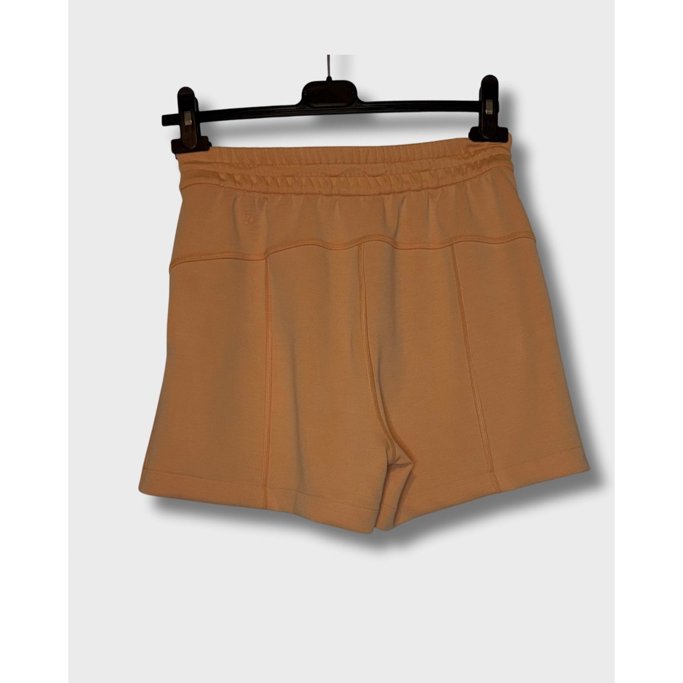 Lululemon Softstreme High-Rise Short 4" en color durazno.