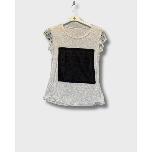 Blusa gris con mensaje escrito y decorado en los hombros
