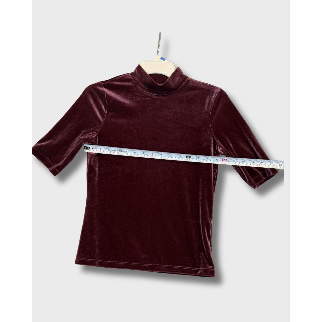 Blusa de cuello alto de terciopelo burdeos de Banana Republic, mangas hasta el codo, talla S