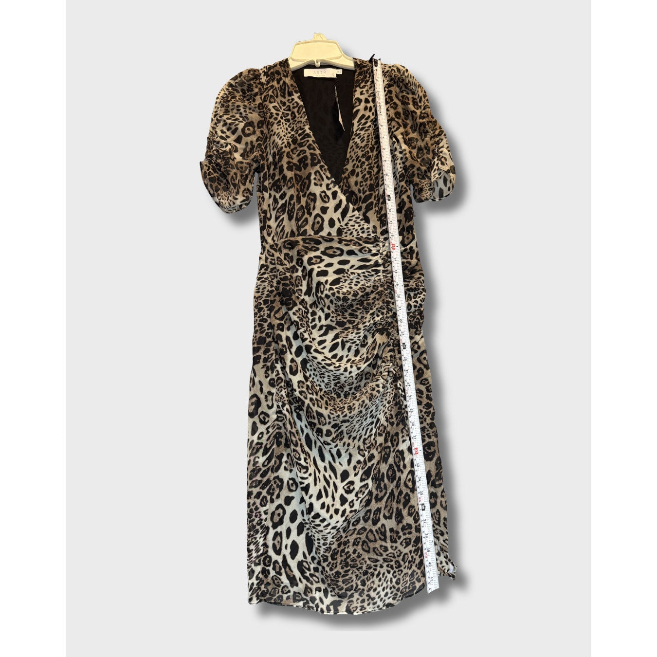 Vestido midi fruncido ASTR con estampado de guepardo. Talla XS