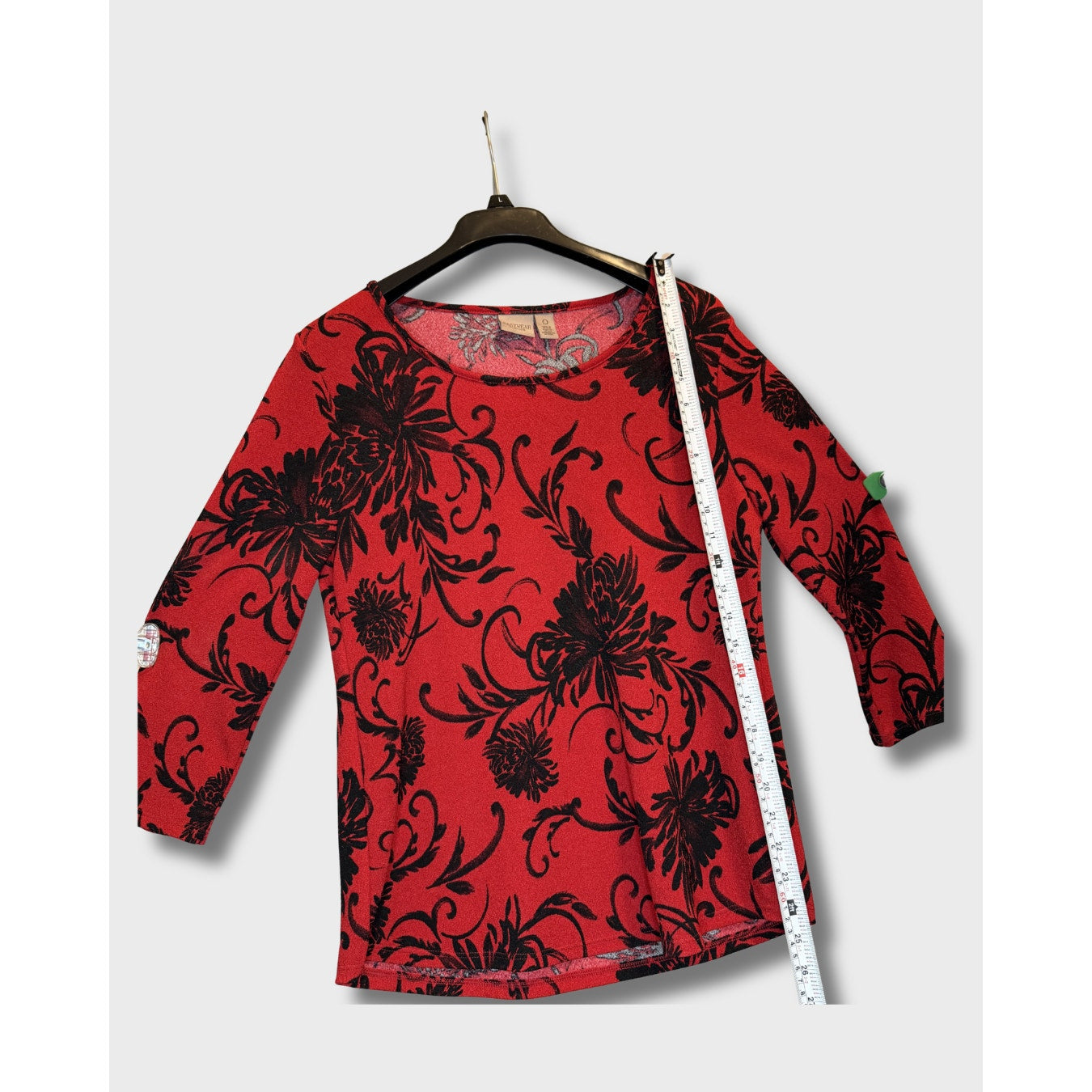 Blusa Manga Larga Easywear by chicos con estampado floral rojo y negro. Talla 0