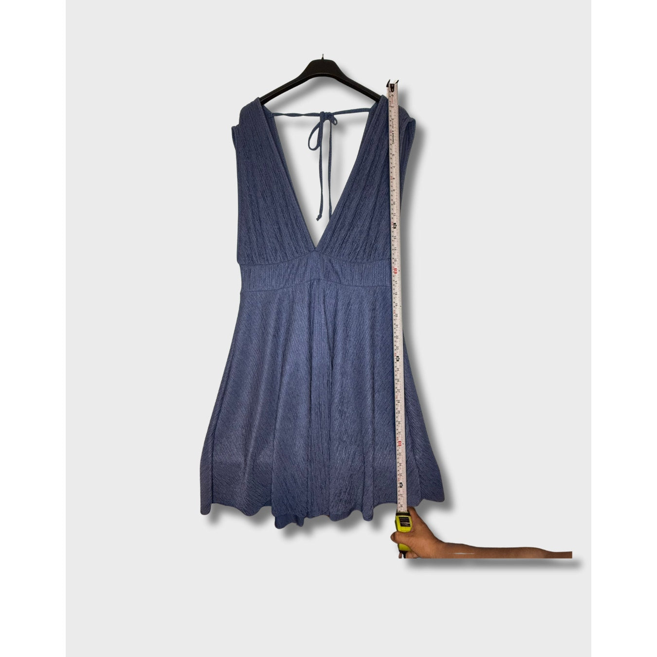 Vestido corto azul, cuello V