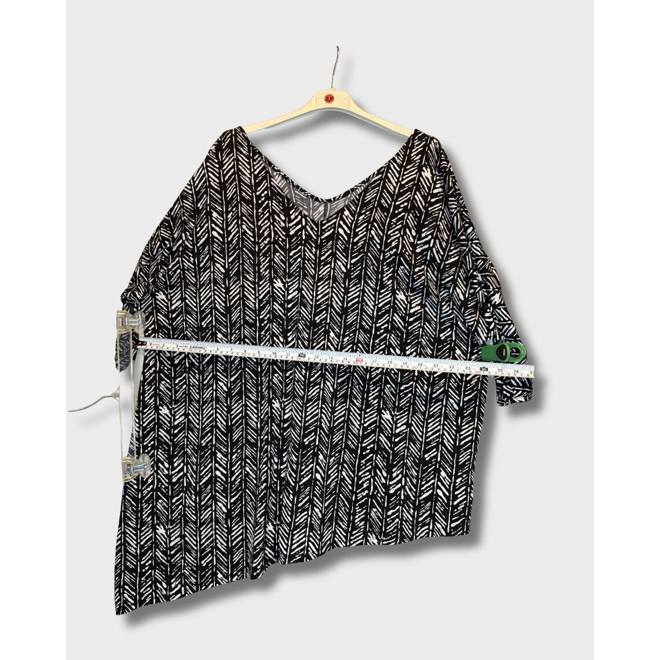 Blusa Lane Bryant, diseño asimétrico de poliéster y spandex en negro/blanco, talla 18/20, XL (Extragrande).