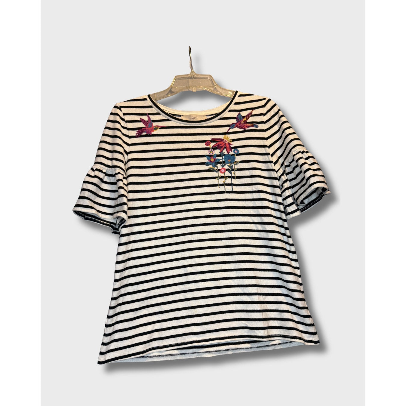 Blusa de loft a rayas blancas y negras con mangas acampanadas. Talla S.