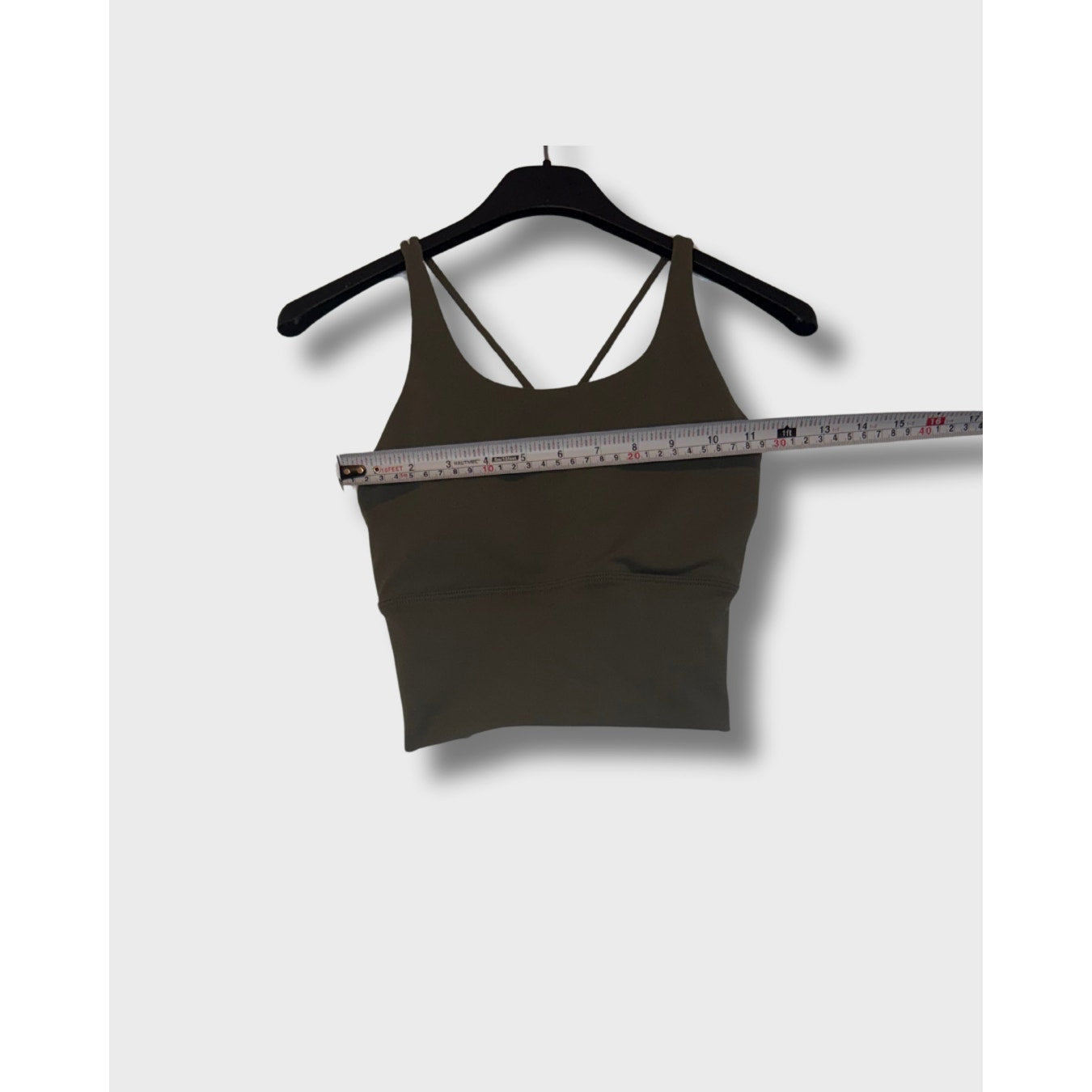 Top verde de soporte medio, elaborado en tela suave y flexible