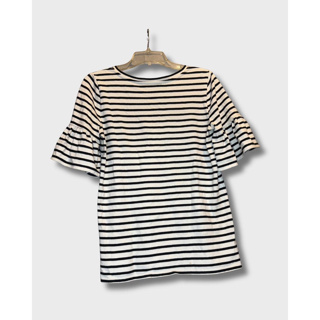 Blusa de loft a rayas blancas y negras con mangas acampanadas. Talla S.