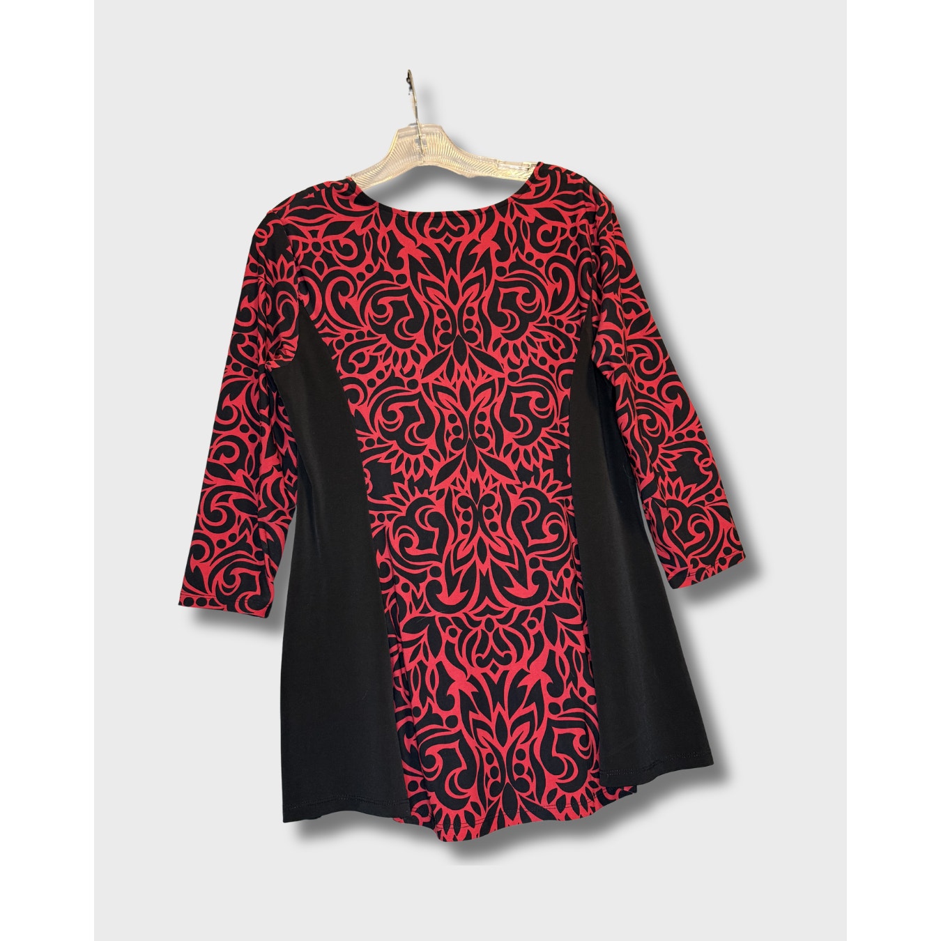 Blusa Style & Co. con estampado paisley en rojo y negro. Talla Petite M.