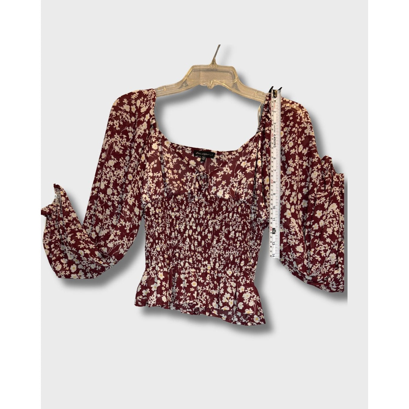 Blusa Ever After color burdeos de manga larga con estampado floral y escote cuadrado. Talla M.