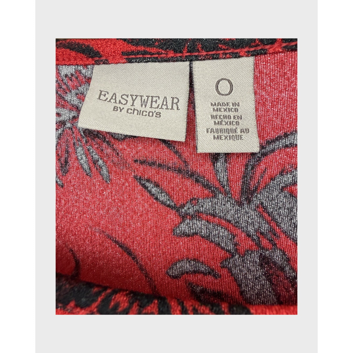 Blusa Manga Larga Easywear by chicos con estampado floral rojo y negro. Talla 0