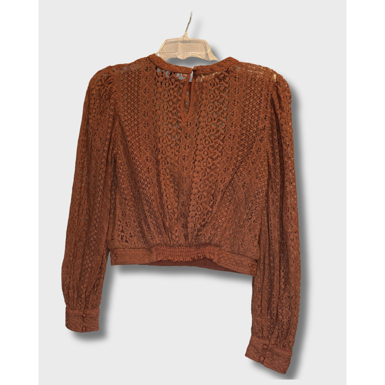 Blusa marrón de encaje, manga larga y cuello alto. Talla XS.
