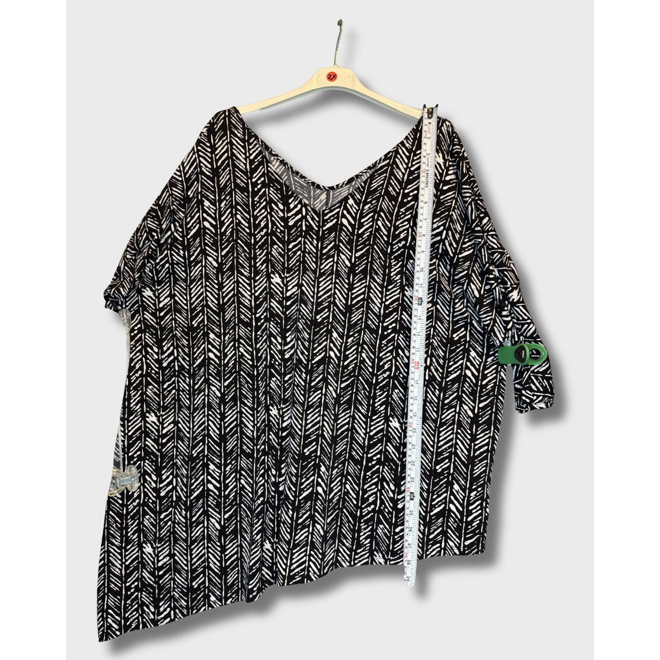 Blusa Lane Bryant, diseño asimétrico de poliéster y spandex en negro/blanco, talla 18/20, XL (Extragrande).