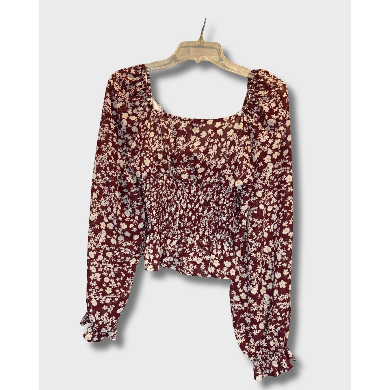Blusa Ever After color burdeos de manga larga con estampado floral y escote cuadrado. Talla M.