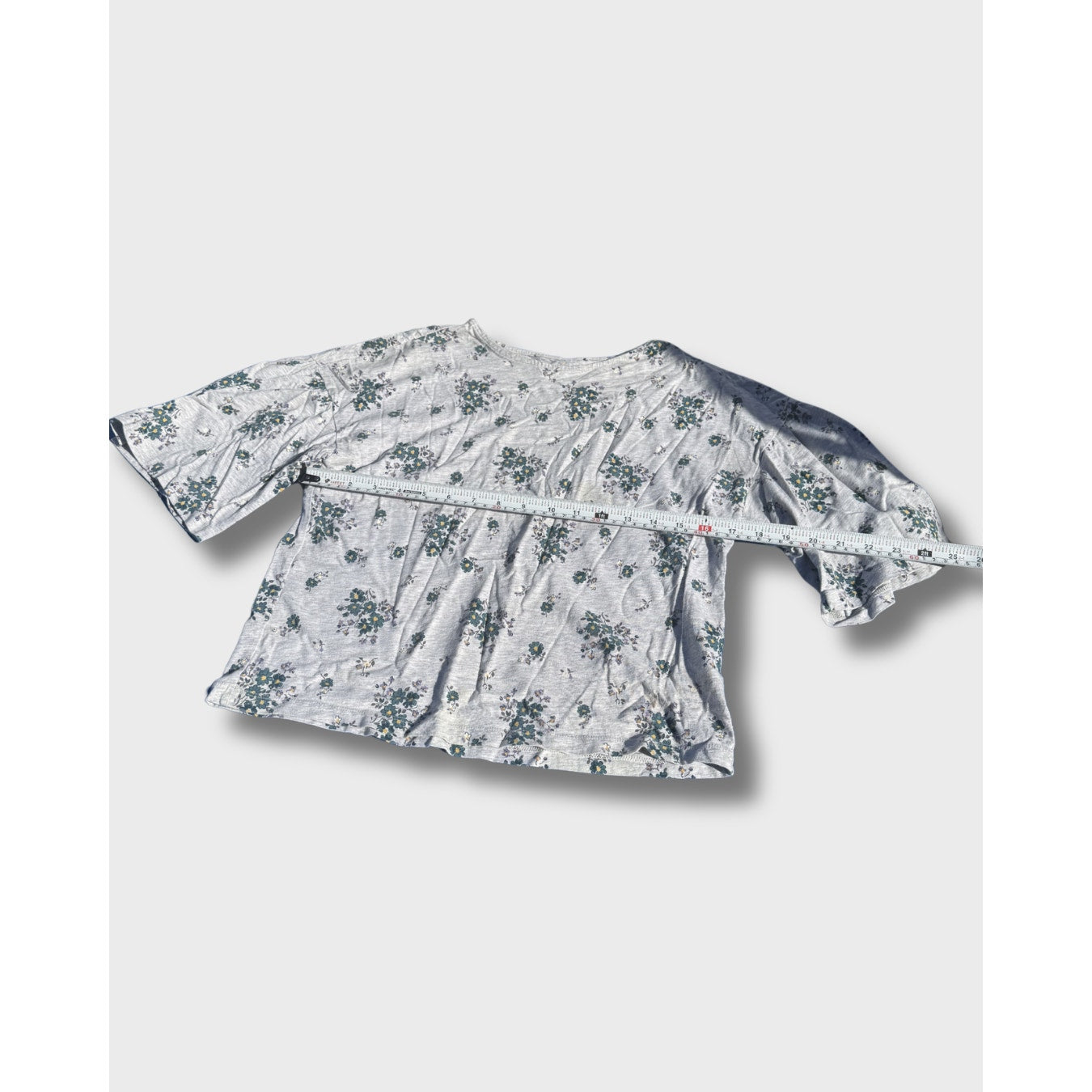 Blusa gris con mangas estampadas de flores. Talla XS Marca Uniqlo