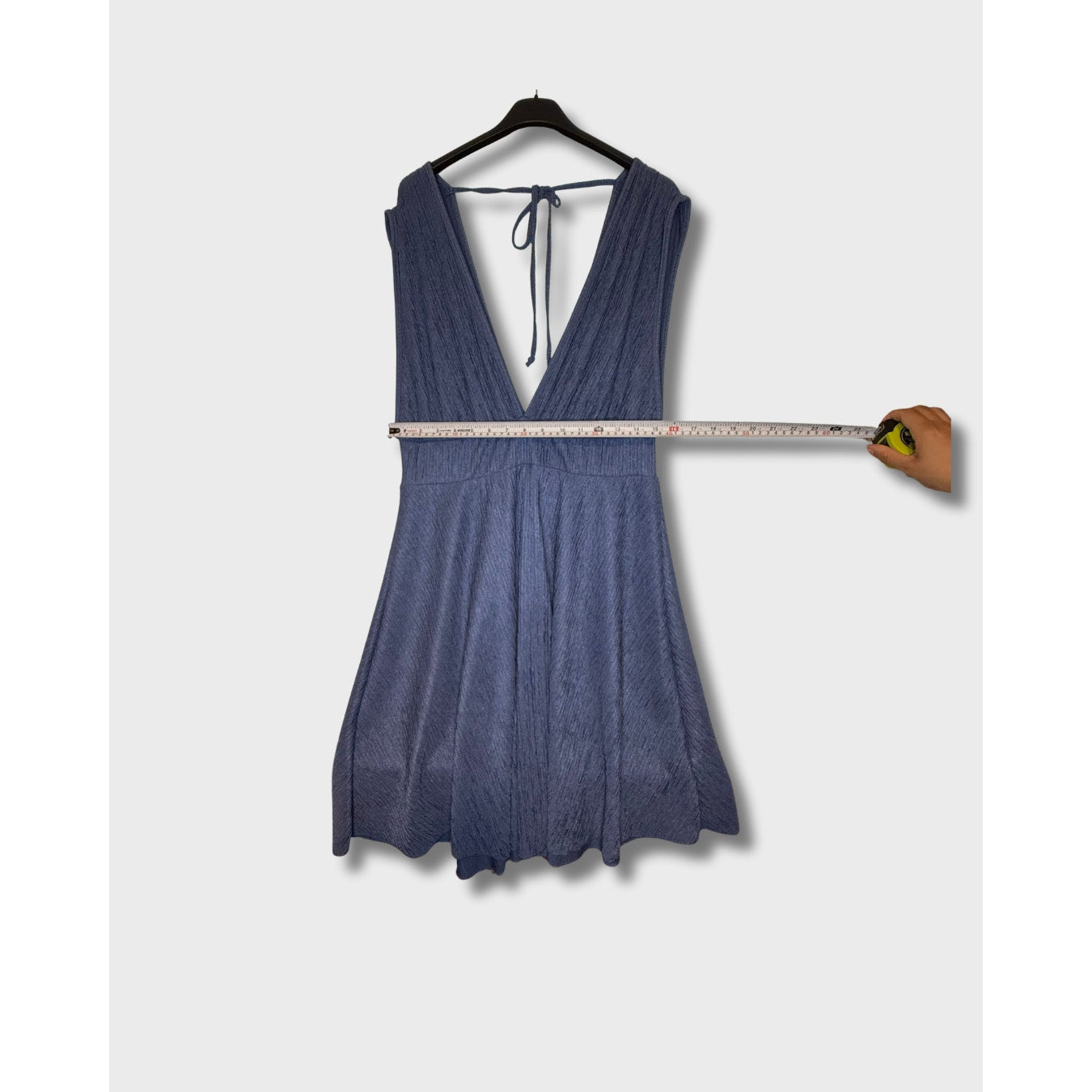 Vestido corto azul, cuello V