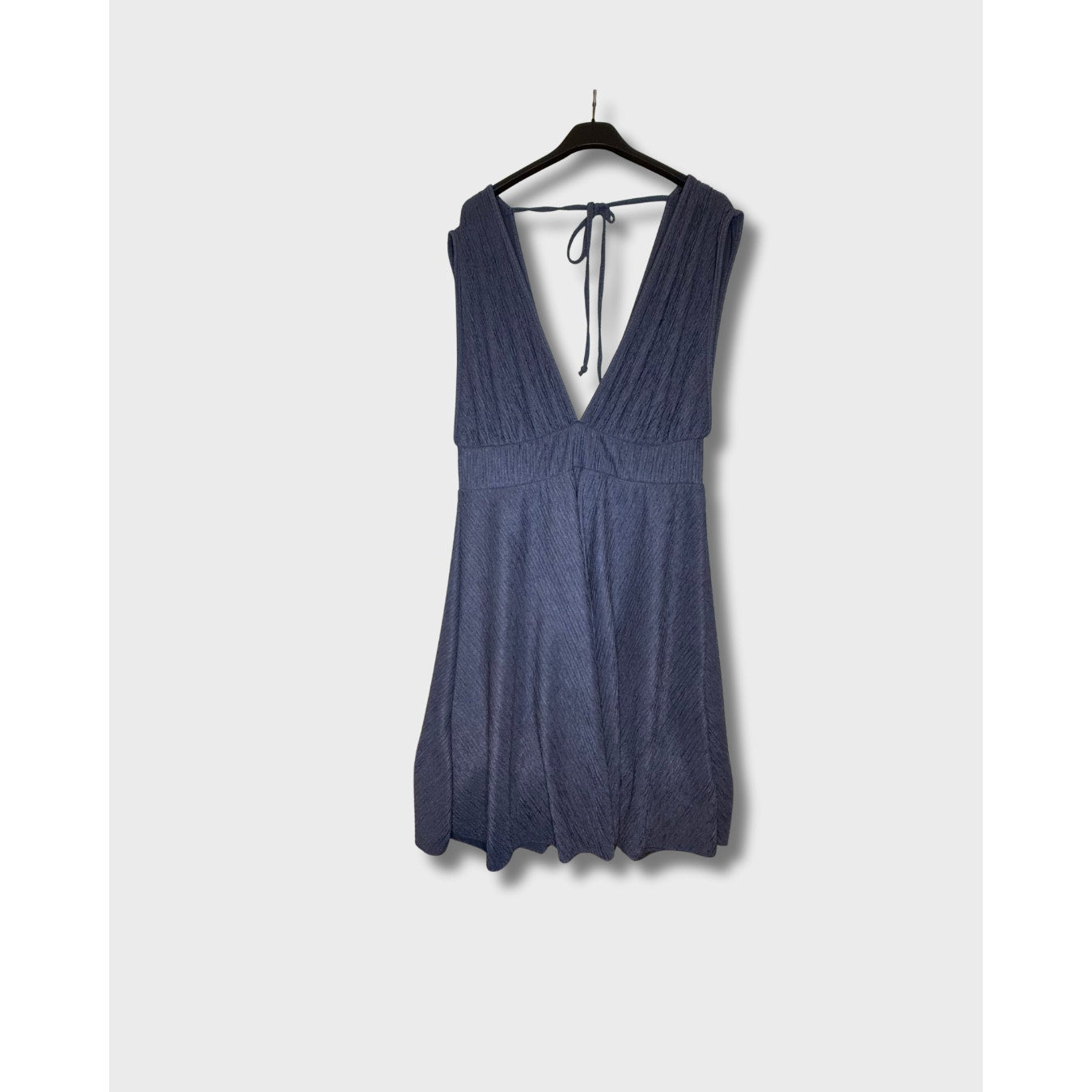 Vestido corto azul, cuello V