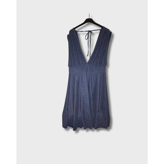 Vestido corto azul, cuello V