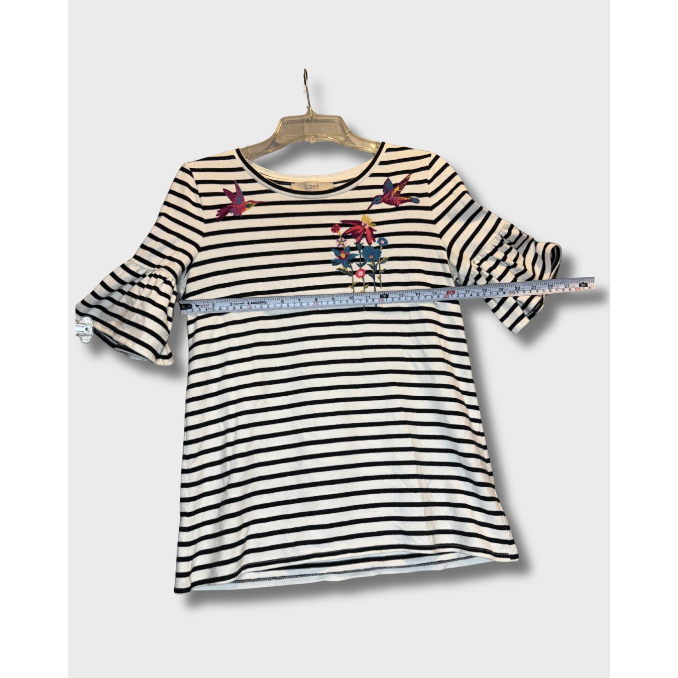 Blusa de loft a rayas blancas y negras con mangas acampanadas. Talla S.