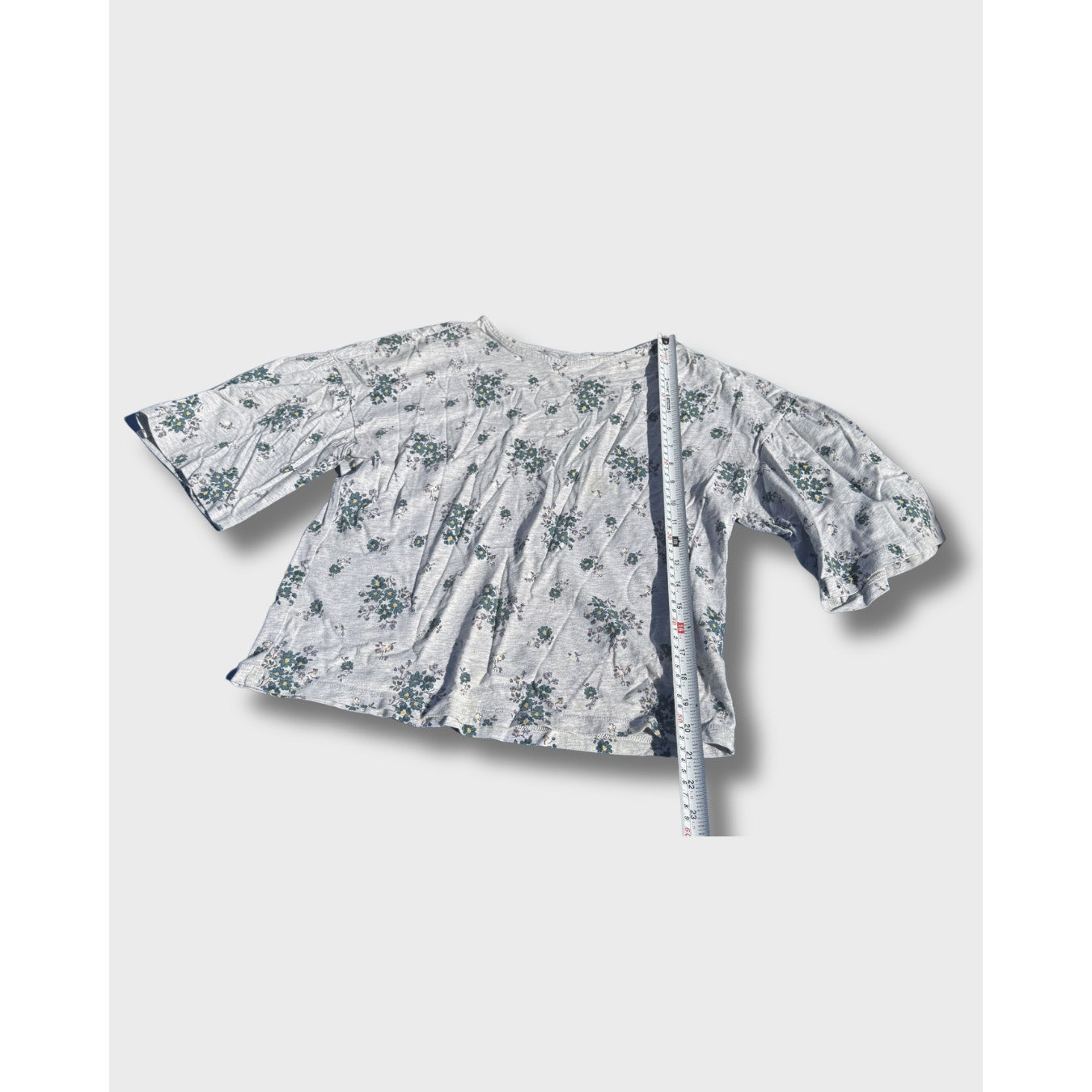Blusa gris con mangas estampadas de flores. Talla XS Marca Uniqlo