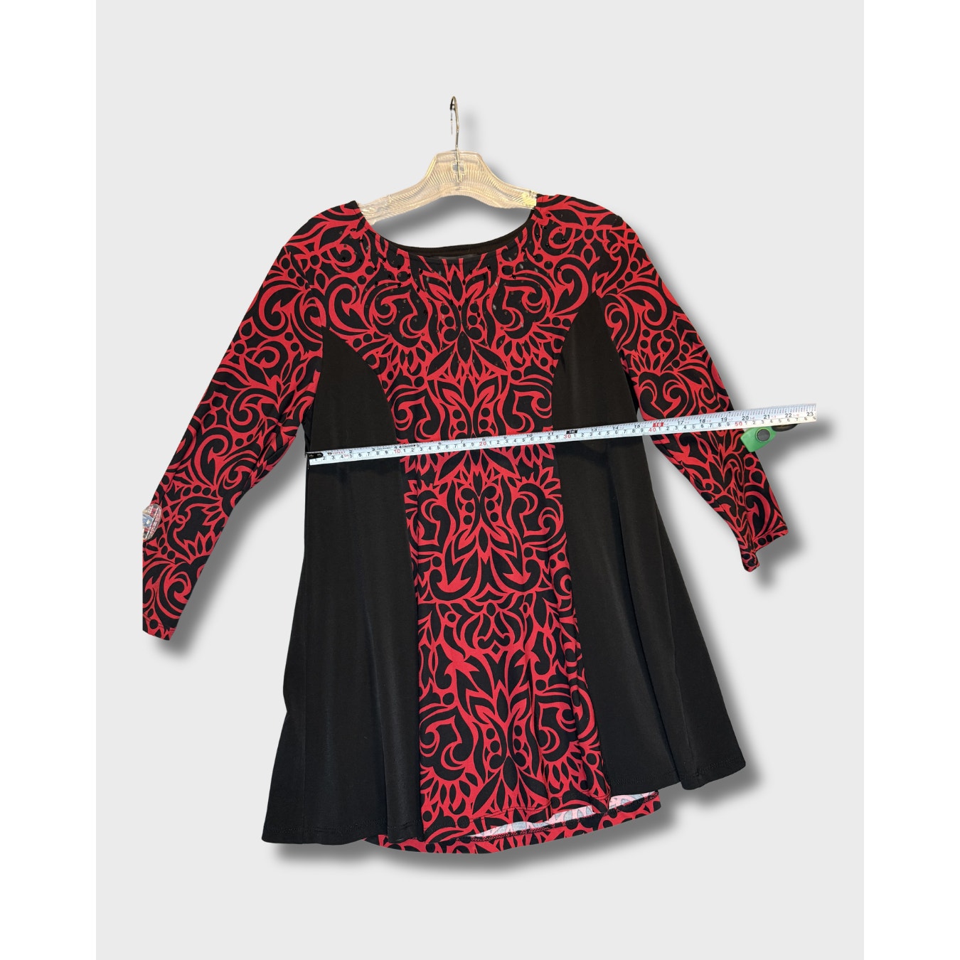 Blusa Style & Co. con estampado paisley en rojo y negro. Talla Petite M.