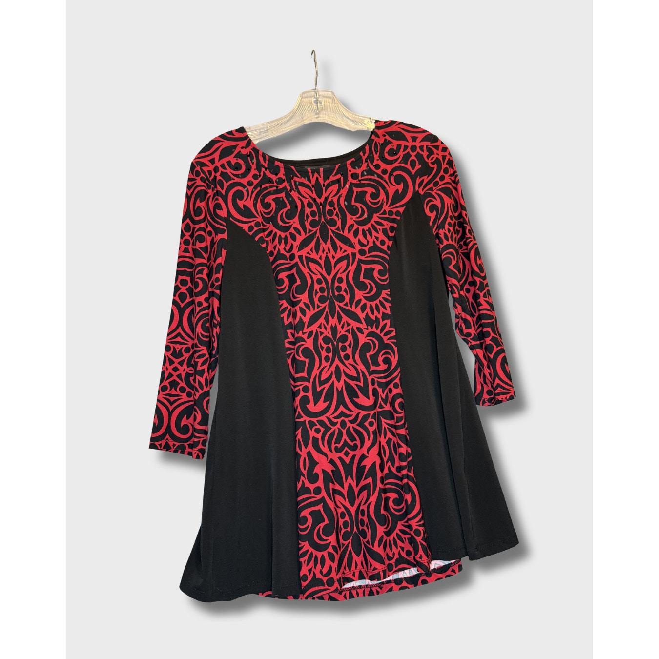 Blusa Style & Co. con estampado paisley en rojo y negro. Talla Petite M.