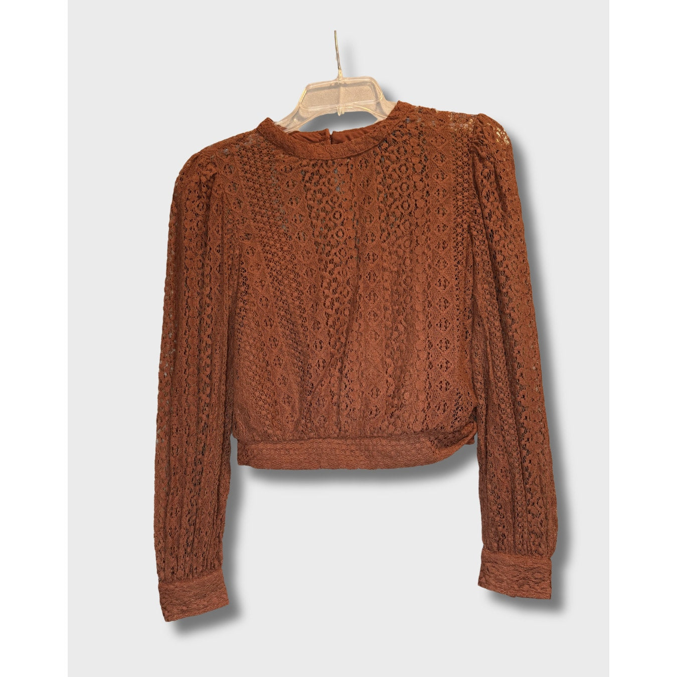 Blusa marrón de encaje, manga larga y cuello alto. Talla XS.