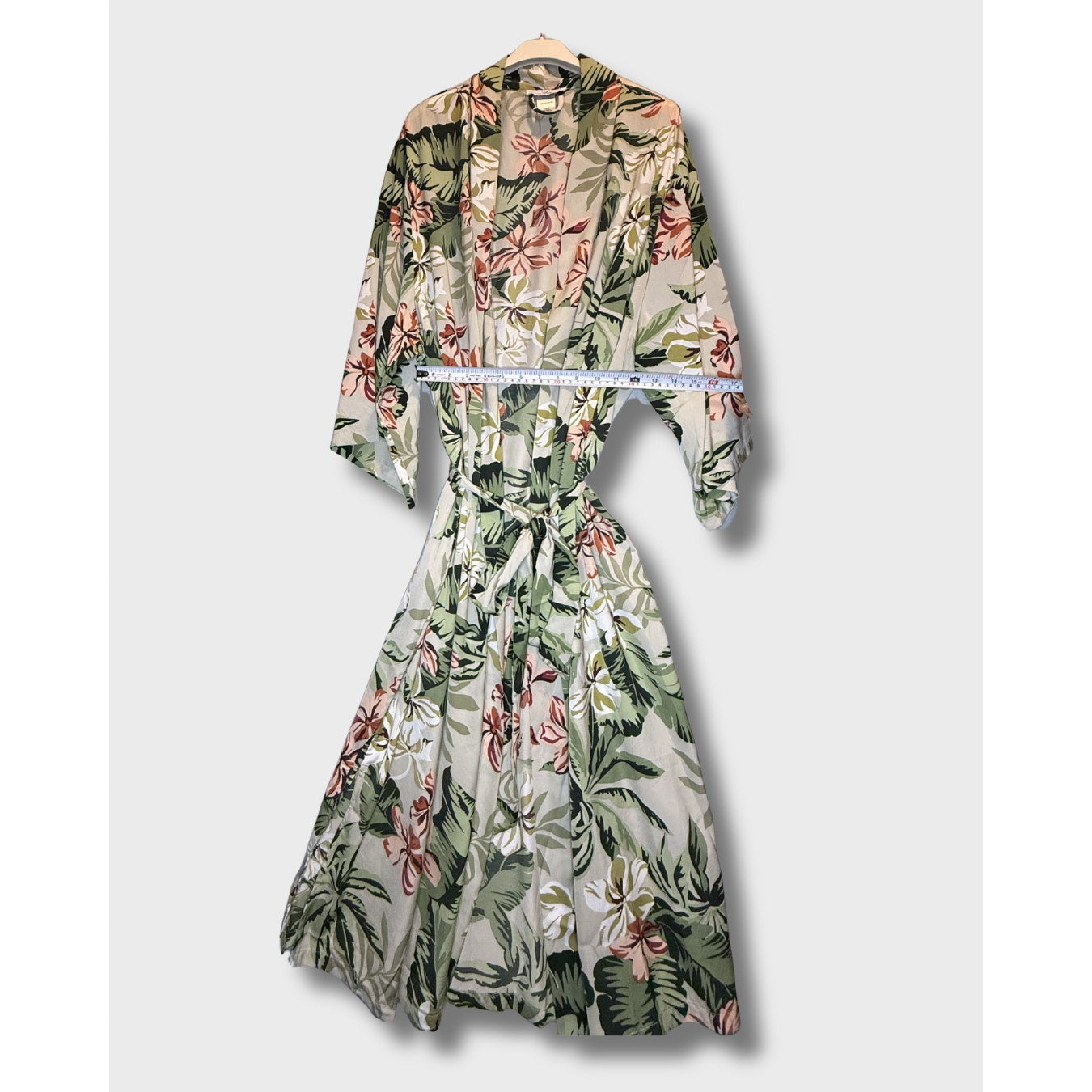 Bata de satén estampada Linea Donatella con diseño tropical y cinturón ajustable, talla M.
