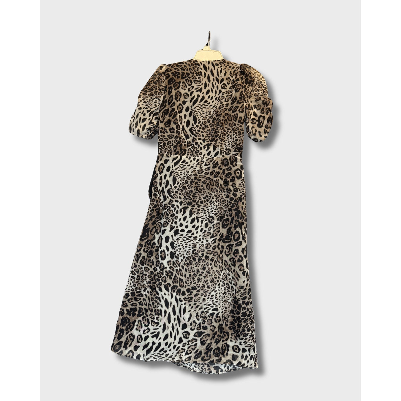 Vestido midi fruncido ASTR con estampado de guepardo. Talla XS