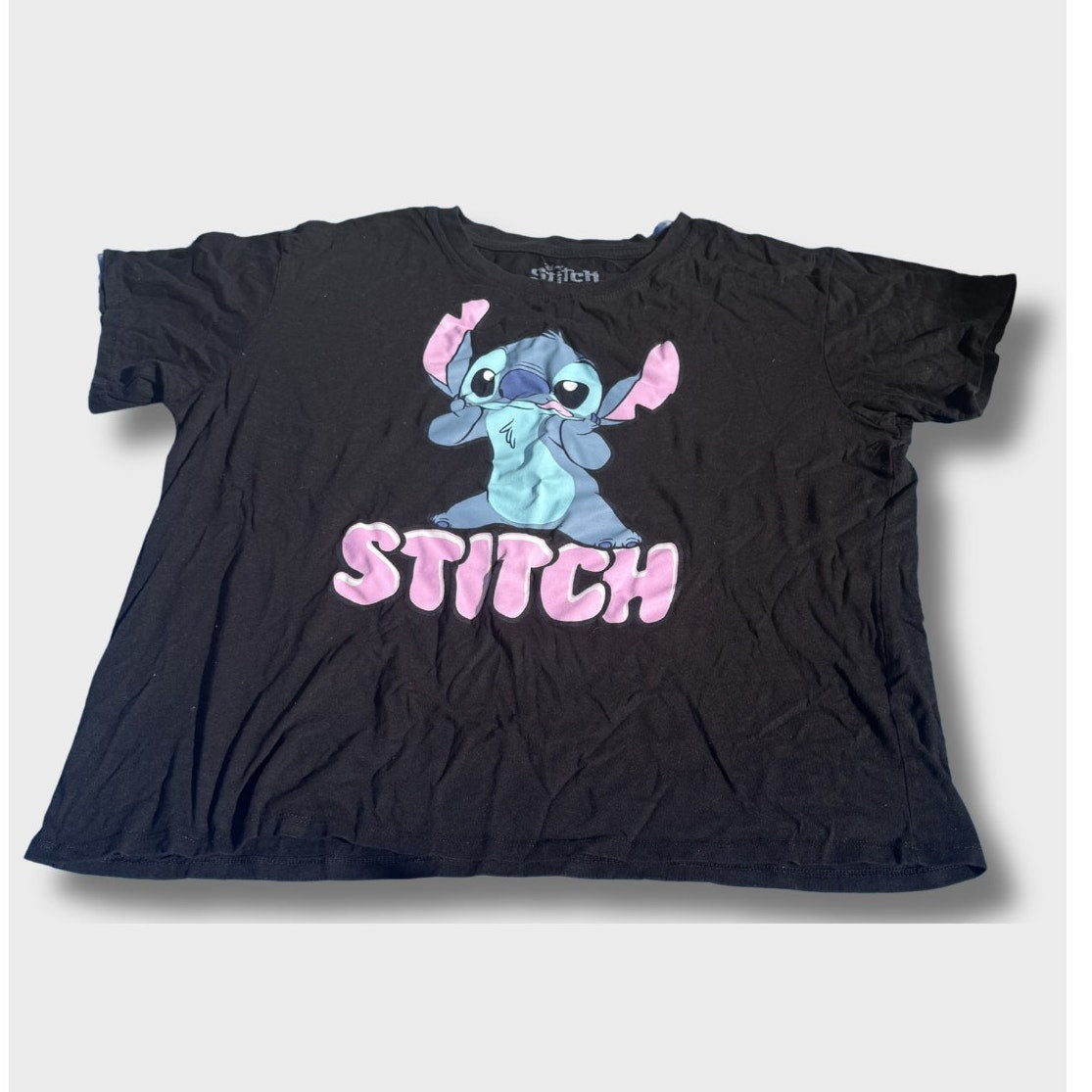 Camiseta negra de algodón con diseño gráfico del personaje Disney Stitch. Talla XL.