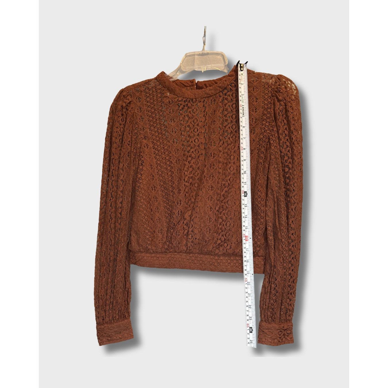 Blusa marrón de encaje, manga larga y cuello alto. Talla XS.