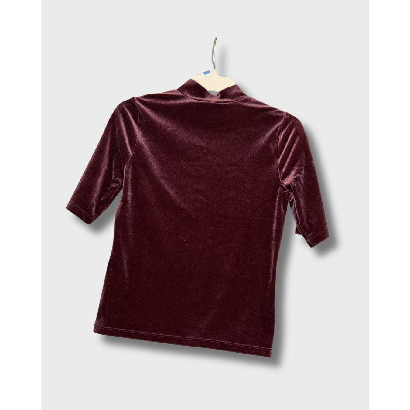 Blusa de cuello alto de terciopelo burdeos de Banana Republic, mangas hasta el codo, talla S