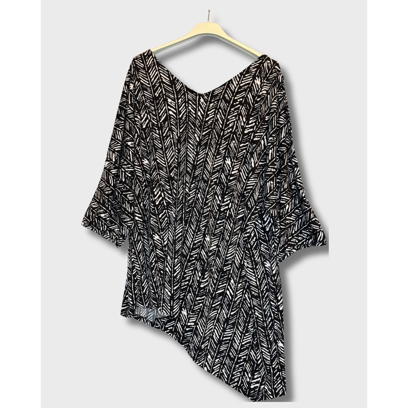Blusa Lane Bryant, diseño asimétrico de poliéster y spandex en negro/blanco, talla 18/20, XL (Extragrande).