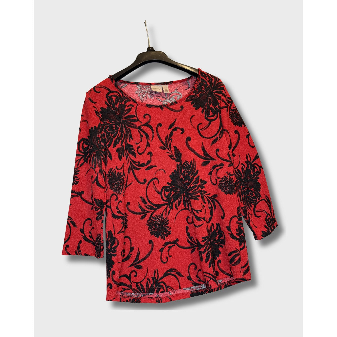 Blusa Manga Larga Easywear by chicos con estampado floral rojo y negro. Talla 0