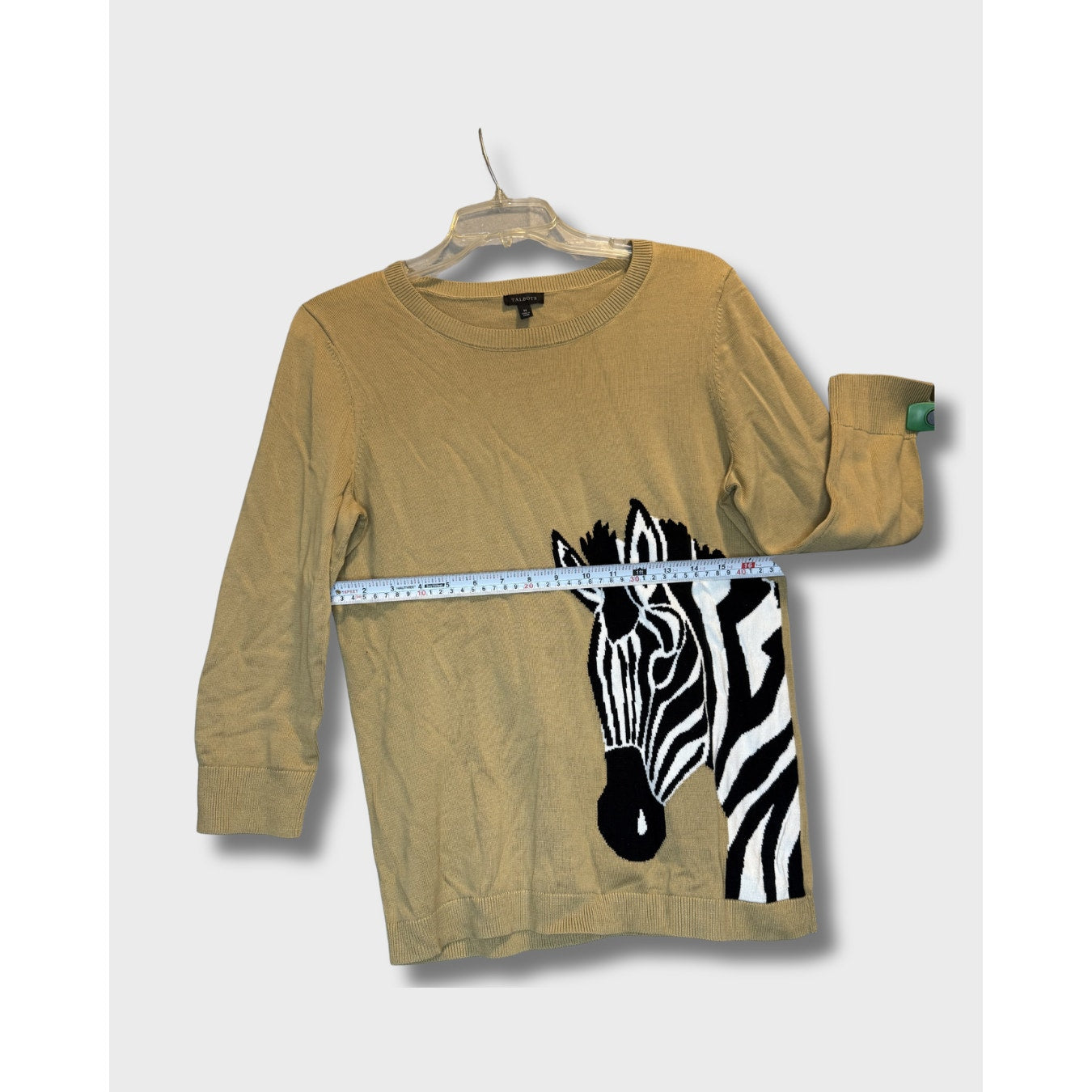 Jersey de punto Talbots con estampado de cebra en color beige y mangas tres cuartos. Talla M.